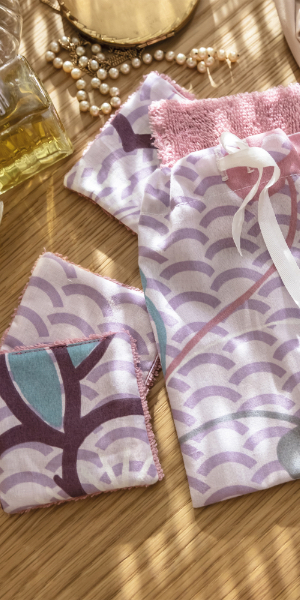 CUpcycled vierkante reinigingsdoekjes - set van 4 met pochetje, verantwoorde aankoop Paars wasbaar reinigingsdoekje in katoen met tasje, goedkoop - Blancheporte - Upcycling collectie